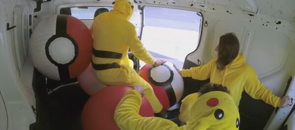 Pokemon Go наоборот: пикачу охотятся на людей в городе Pokemon Go наоборот: пикачу охотятся на людей в городе - Sputnik Lietuva