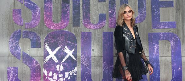 Британская модель и актриса Кара Делевинь позирует перед премьерой в Европе Отряда самоубийц - Sputnik Литва