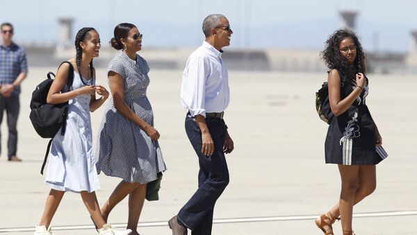 Президентская семья слева направо: Малия, Мишелль, Барак и Саша Обама - Sputnik Литва