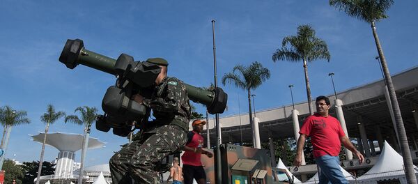 Бразильские десантники на страже около стадиона Маракана в Рио-де-Жанейро. - Sputnik Литва