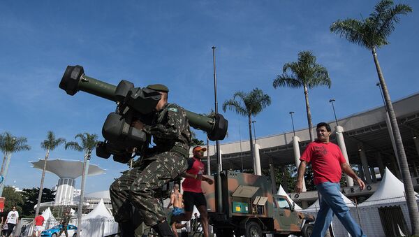 Бразильские десантники на страже около стадиона Маракана в Рио-де-Жанейро. - Sputnik Lietuva