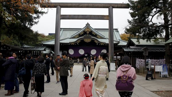 People walk near the main shrine after a blast at the precinct of the Yasukuni shrine in Tokyo, Japan, November 23, 2015 - Sputnik Литва
