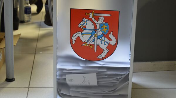 Урна для голосования с избирательными бюллетенями, архивное фото - Sputnik Литва