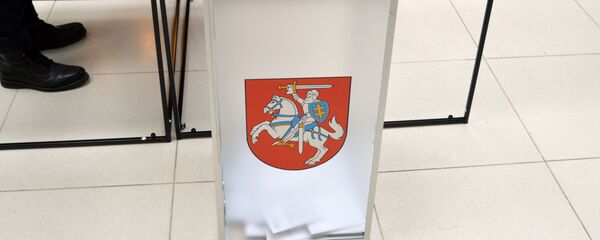 Урна для голосования с избирательными бюллетенями - Sputnik Литва