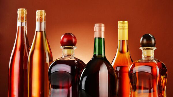 Бутылки с различными алкогольными напитками, архивное фото - Sputnik Литва