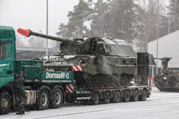 Artilerijos batalioną pasiekė dar dvi savaeigės haubicos PzH2000 Artilerijos batalioną pasiekė dar dvi savaeigės haubicos PzH2000 - Sputnik Lietuva