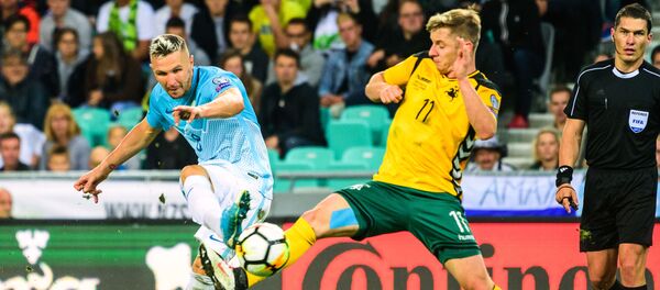 Литовский футболист Арвидас Новиковас (в центре), архивное фото Литовский футболист Арвидас Новиковас (в центре), архивное фото - Sputnik Литва