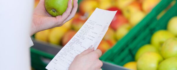 Женщина с товарным чеком у  лотка с фруктами, архивное фото - Sputnik Литва