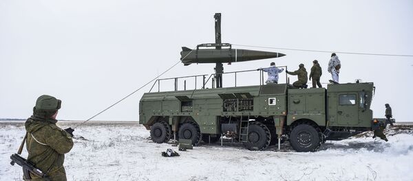 Пуск баллистической ракеты ОТРК Искандер-М с полигона Капустин Яр Пуск баллистической ракеты ОТРК Искандер-М с полигона Капустин Яр - Sputnik Lietuva