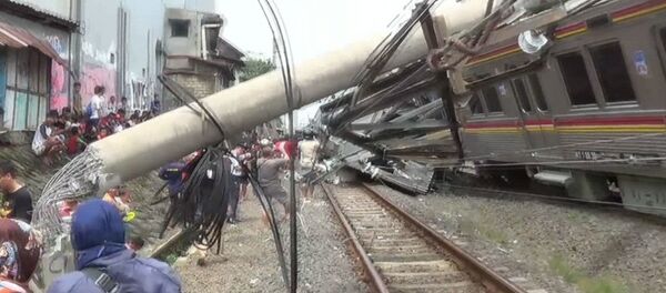 Поезд сошел с рельсов в Индонезии - Sputnik Lietuva