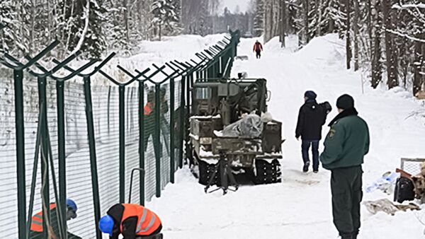 Возведение забора на границе Латвии и России, архивное фото - Sputnik Литва