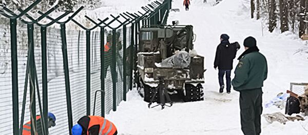 Возведение забора на границе Латвии и России, архивное фото - Sputnik Литва