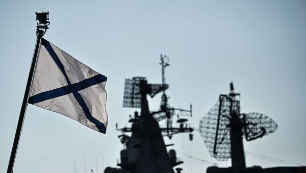Андреевский флаг на одном из кораблей Черноморского флота РФ на военно-морской базе в Севастополе, архивное фото - Sputnik Lietuva