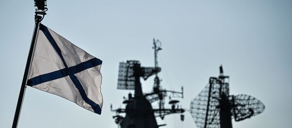 Андреевский флаг на одном из кораблей Черноморского флота РФ на военно-морской базе в Севастополе, архивное фото - Sputnik Литва