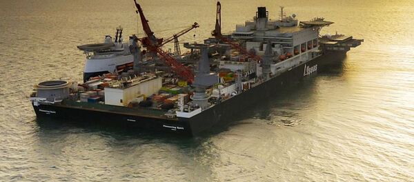 Судно Pioneering Spirit на пути в район укладки газопровода, Северный поток- 2 - Sputnik Литва