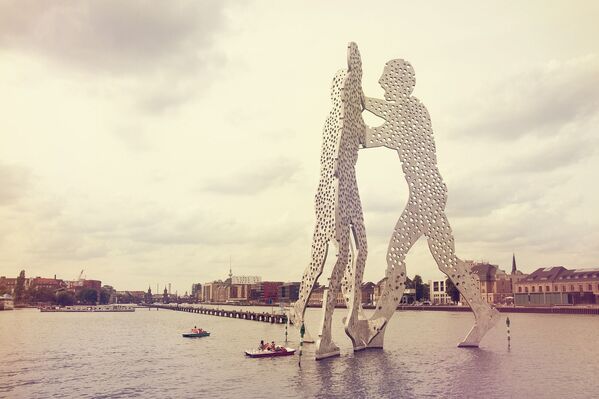 Скульптурная композиция Молекулярный человек на реке Шпрее в Берлине - Sputnik Литва