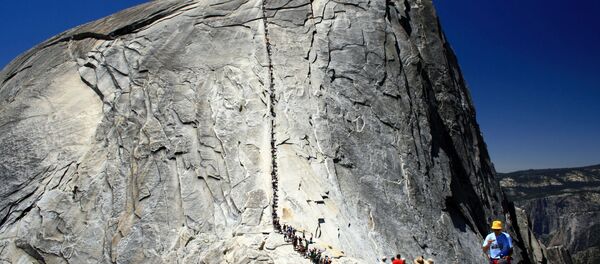 Канатная лестница на вершину Халф Дом, США Канатная лестница на вершину Халф Дом, США - Sputnik Литва