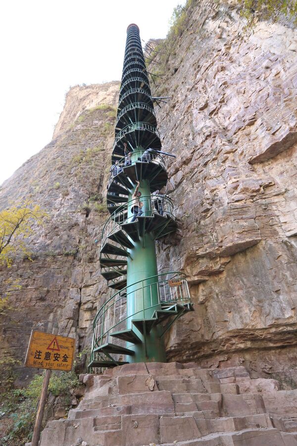 Винтовая лестница высотой более 90 метров была установлена в горах Тайханшань в Линчжоу, чтобы обеспечить незабываемые ощущения от альпинизма. Специального снаряжения для восхождения по этой лестнице не требуется. - Sputnik Литва
