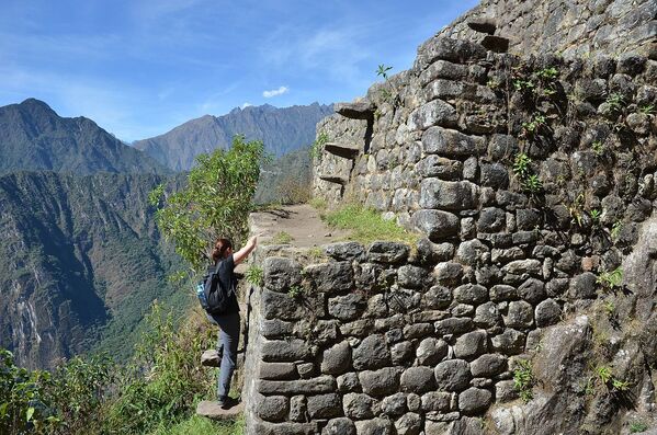 Лестница на горном хребте Уайна-Пикчу в Перу называется Лестницей смерти. У этой лестницы очень сильный уклон, она почти отвесная. Кроме того, на пути к вершине ее перекрывает огромный валун. Особенно путешественников пугает узость этой каменной лестницы, поскольку слева — только обрыв, а горный воздух Мачу-Пикчу на такой высоте кружит голову. - Sputnik Литва