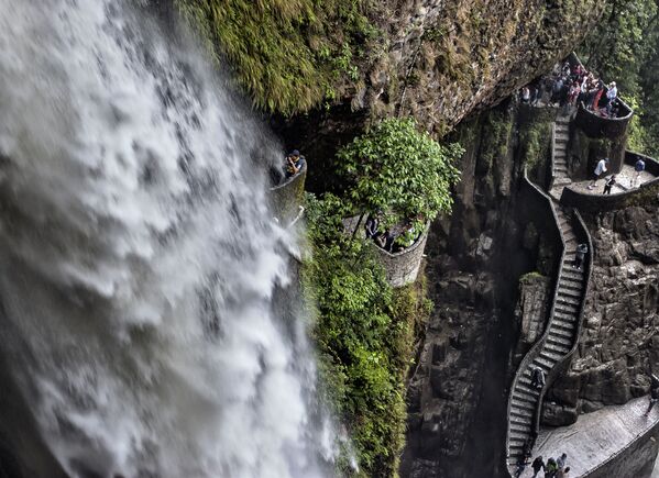 Водопад под названием Котел дьявола (Pailón del Diablo) в Эквадоре формируется потоком реки Верде. Высота водопада — сто метров. Лестница в нем была построена так, чтобы поток можно было разглядеть вблизи. По словам местных жителей, иногда в воде можно увидеть лицо дьявола. - Sputnik Литва