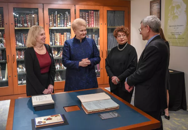 Grybauskaitė pasiūlė pasiskolinti iš YIVO instituto Vilniaus Gaono metraštį Grybauskaitė pasiūlė pasiskolinti iš YIVO instituto Vilniaus Gaono metraštį - Sputnik Lietuva