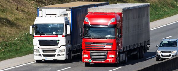 Грузовые автомобили на шоссе, архивное фото - Sputnik Литва