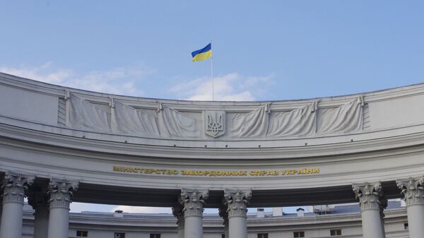 Valstybės vėliava ant Ukrainos užsienio reikalų ministerijos pastato Kijeve, archyvinė nuotrauka - Sputnik Lietuva