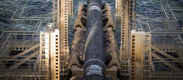 Pioneering Spirit устанавливает трубопровод в шведских водах, архивное фото - Sputnik Lietuva