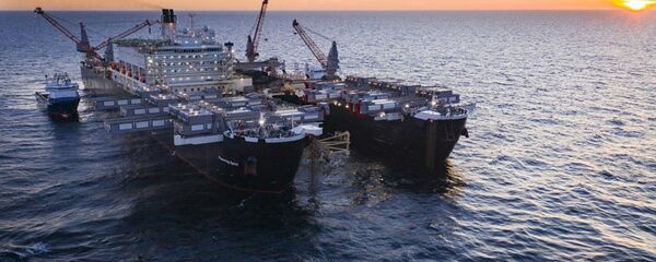 Pioneering Spirit устанавливает трубопровод в шведских водах, архивное фото - Sputnik Литва
