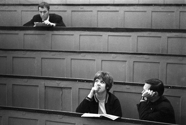 Студенты в аудитории Заочного института советской торговли, 1973 год - Sputnik Литва