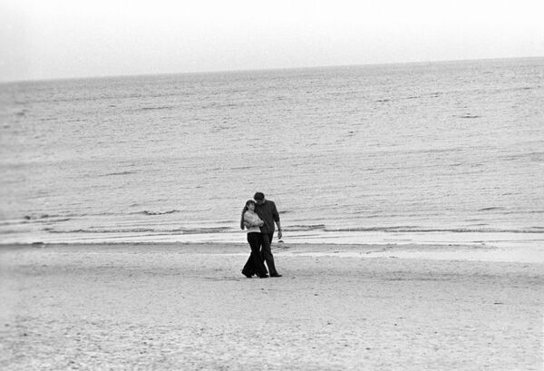 Влюбленная пара на побережье рыболовецкого колхоза Банга, Латвийская ССР, 1974 год - Sputnik Литва