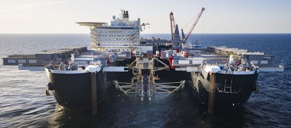 Pioneering Spirit устанавливает трубопровод в шведских водах, архивное фото - Sputnik Литва