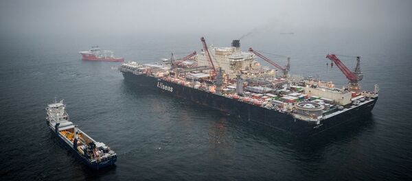 Pioneering Spirit устанавливает трубопровод в шведских водах, архивное фото - Sputnik Литва