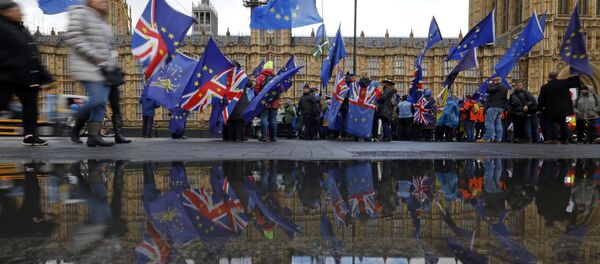 Протестующие против Brexit с флагами ЕС и Великобритании у парламента Британии в Лондоне, 12 марта 2019 года - Sputnik Литва