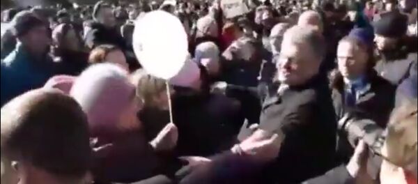 Rinkėja atsisakė pabučiuoti Ukrainos prezidentą Rinkėja atsisakė pabučiuoti Ukrainos prezidentą - Sputnik Lietuva