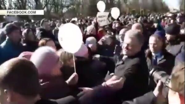 Избирательница отказалась целовать Порошенко на митинге - Sputnik Литва