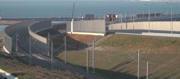 Дошли до экватора: на Крымском мосту уложена половина рельсов Дошли до экватора: на Крымском мосту уложена половина рельсов - Sputnik Литва