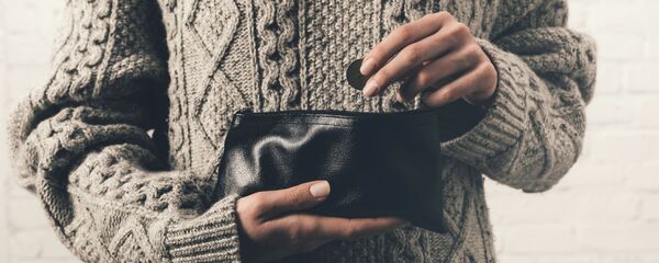 Кошелек в руках девушки, архивное фото Кошелек в руках девушки, архивное фото - Sputnik Lietuva