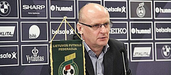 Главный тренер сборной Литвы по футболу Вальдас Убронас  - Sputnik Литва