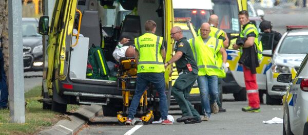 Пострадавшего при стрельбе в мечети в Новой Зеландии помещают в машину скорой помощи, 15 марта 2019 года - Sputnik Литва