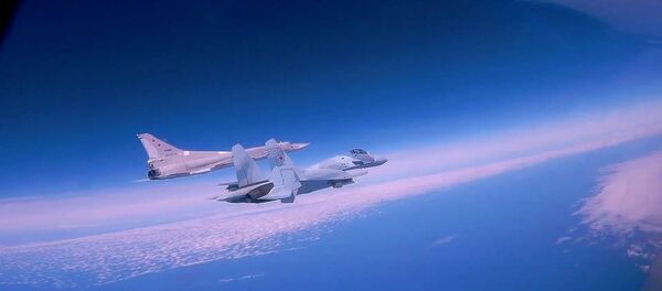 Опубликованы кадры полета бомбардировщиков Ту-22М3 над Черным морем - Sputnik Литва