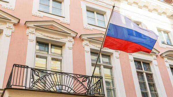 Флаг РФ на здании посольства России в Таллине, архивное фото - Sputnik Литва