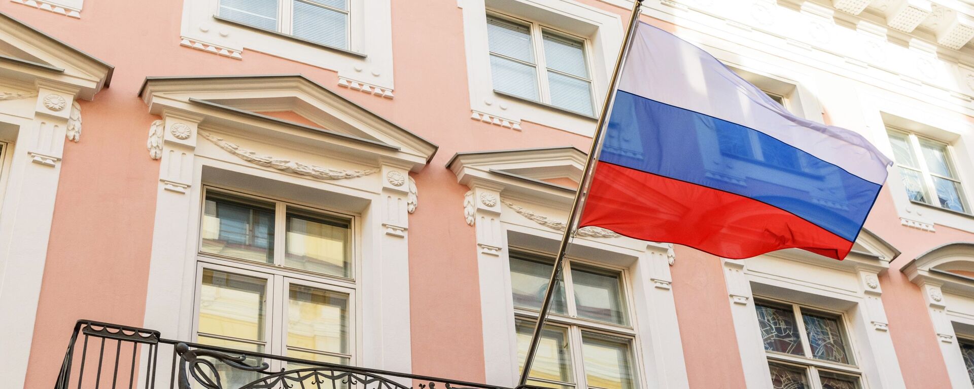 Флаг РФ на здании посольства России в Таллине, архивное фото - Sputnik Литва, 1920, 21.03.2022