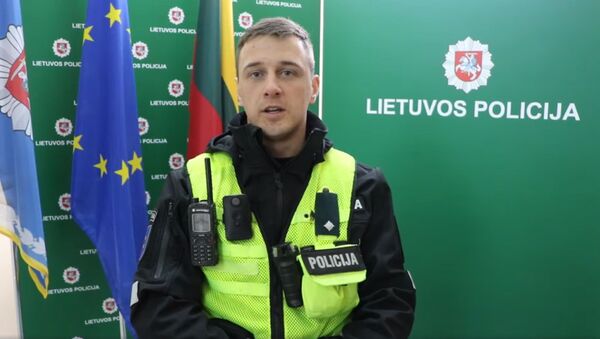 Литовские полицейские спасли девочку  - Sputnik Литва