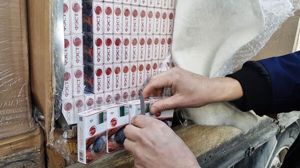 Литовские таможенники задержали крупную партию контрабандных сигарет Литовские таможенники задержали крупную партию контрабандных сигарет - Sputnik Литва