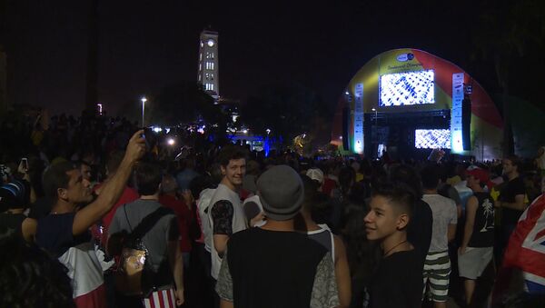 Люди на площади в Рио-де-Жанейро на большом экране смотрели открытие Олимпиады - Sputnik Литва