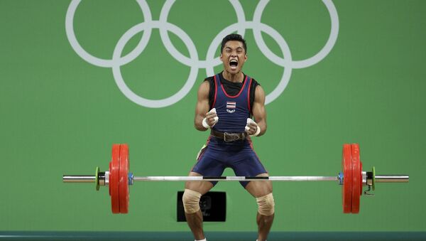 Штангиста из Таиланда Синпхета Круайтхонга, который завоевал бронзу на олимпийском турнире штангистов в весовой категории до 56 кг - Sputnik Литва