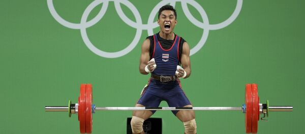 Штангиста из Таиланда Синпхета Круайтхонга, который завоевал бронзу на олимпийском турнире штангистов в весовой категории до 56 кг Штангиста из Таиланда Синпхета Круайтхонга, который завоевал бронзу на олимпийском турнире штангистов в весовой категории до 56 кг - Sputnik Литва