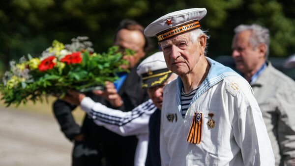 Ветеран в военной форме у памятника освободителям в Риге, архивное фото - Sputnik Литва