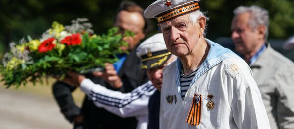 Ветеран в военной форме у памятника освободителям в Риге, архивное фото - Sputnik Литва